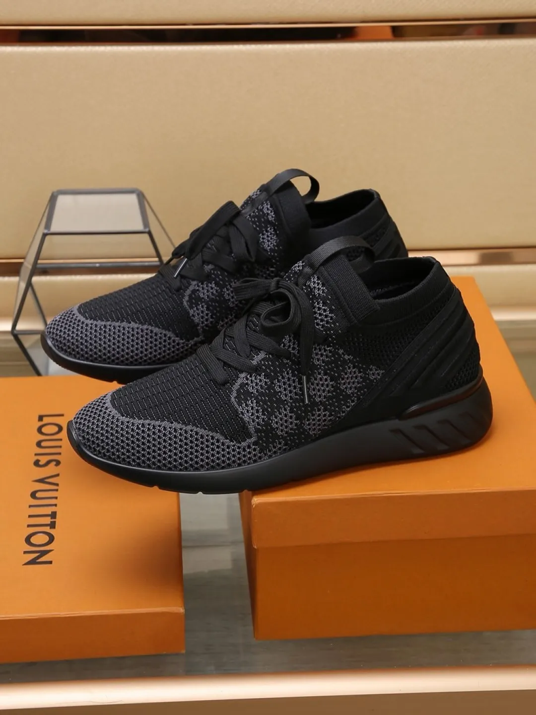 Men's shoes 💰P420💰"LOUI* VUITTO*" latest popular men's casual shoes ✔️This model is made of the original breathable fly woven fabric. The real thing is super shiny⚡️ Fashionable and versatile. The toe last shape is firm and full. The soles are LV original molds and can be put in and out at will. It is light and comfortable for the foot~Purely handmade, details determine the quality! Size:38-44